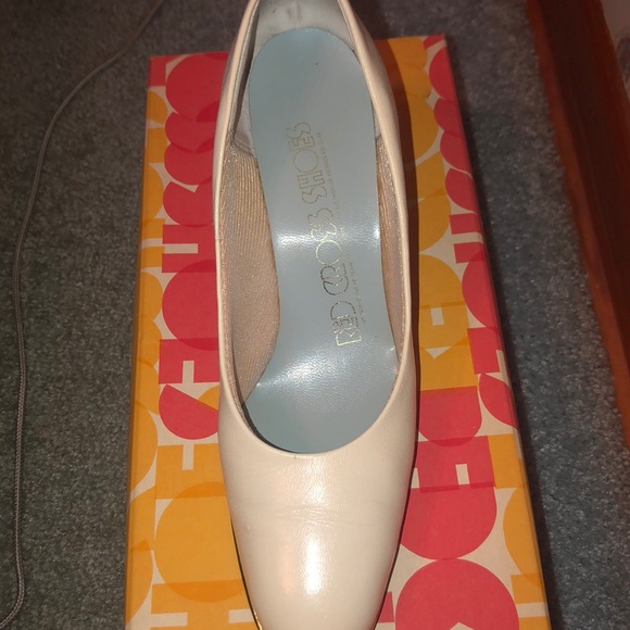 White heels - Picture 2 of 3